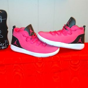 Womans jordans sz 6.5 yth fit womans 8